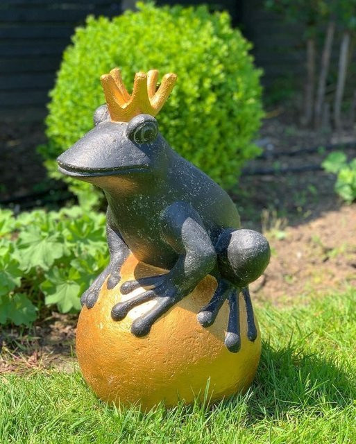 Gartenfigur Froschkönig XL aus Steinguss mit goldener Kugel, Höhe: 50 cm - Bild 1