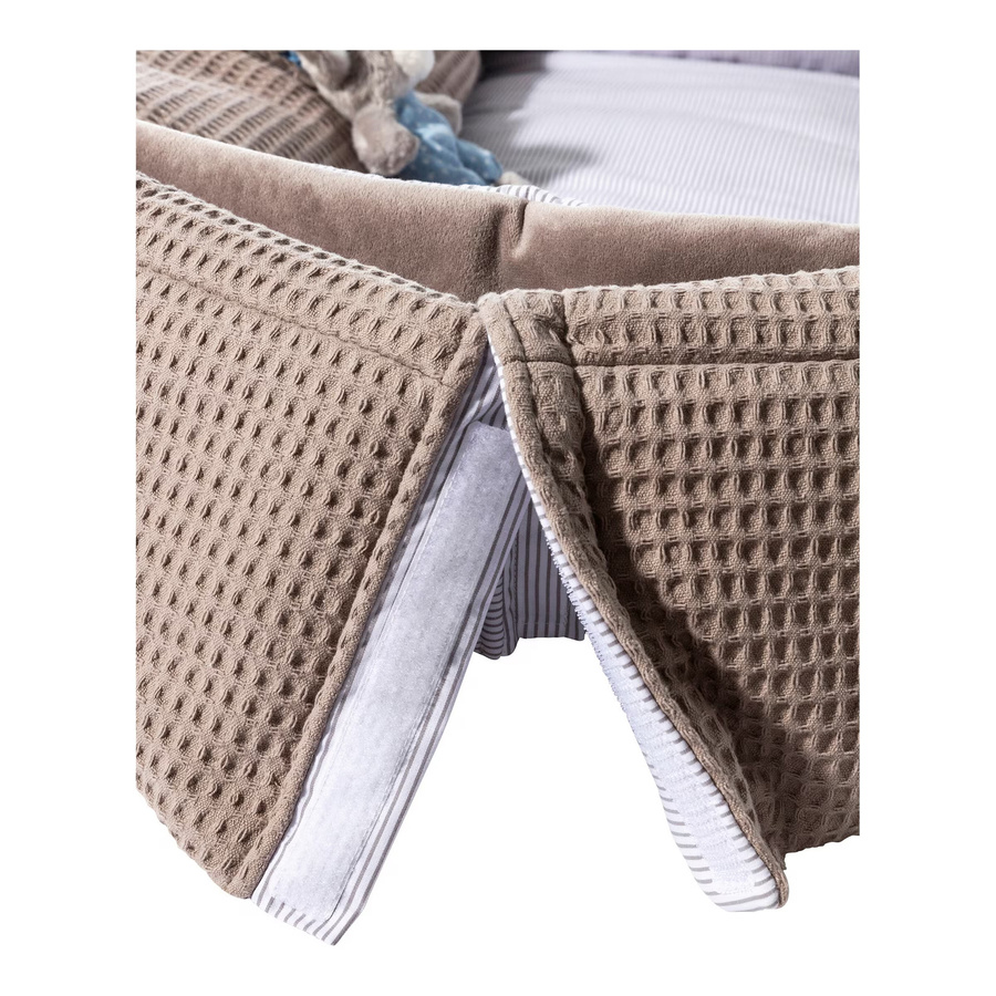 Sterntaler Kuschelnest für Babys aus Waffelpiqué in Grau mit gestreiftem Wende-Design - Bild 2