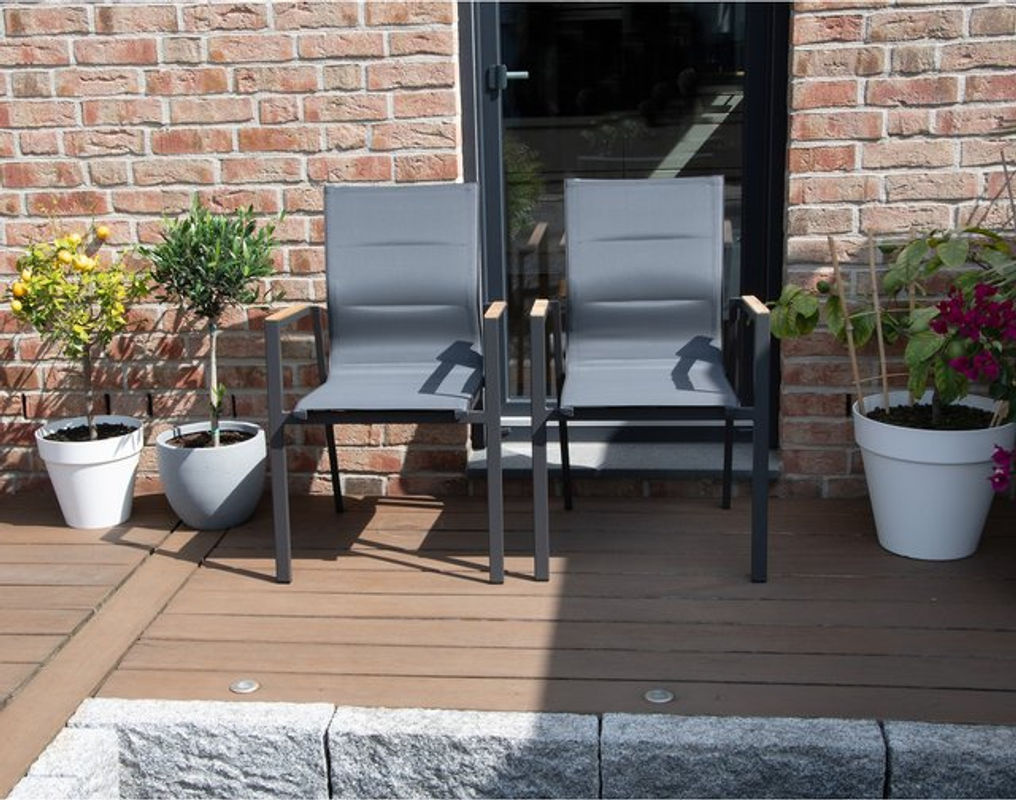 BELLAVISTA Stapelstühle Newport 2er-Set aus Teakholz und Aluminium in Anthrazit, B/T/H: 56 x 60,5 x 90 cm - Bild 4
