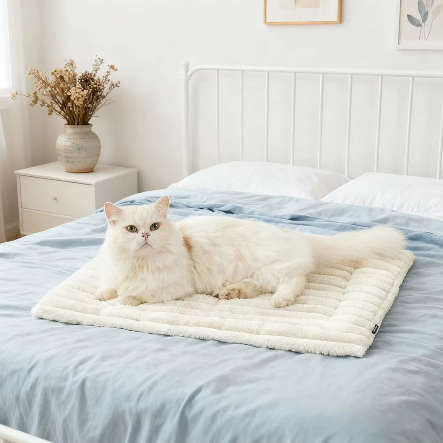 Selbstwärmende Haustiermatte von DOORSACCERY für Hunde und Katzen aus ultraweichem Fleece in Weiß, maschinenwaschbar - Bild 3