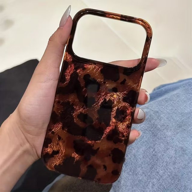 Luxuriöse iPhone Hülle mit braunem und schwarzem Leopardenmuster im Vortex-Design für verschiedene iPhone Modelle - Bild 1