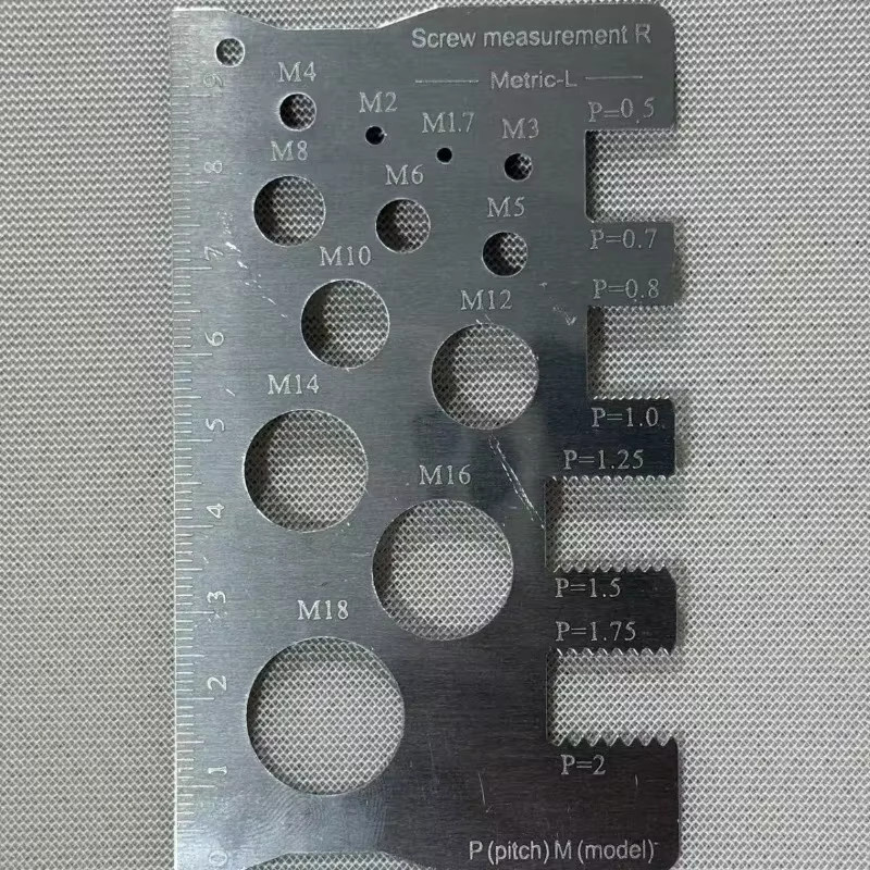Gravierter Gewindesteigungsmesser aus Edelstahl in Silber zur Messung von Länge und Durchmesser - Bild 2