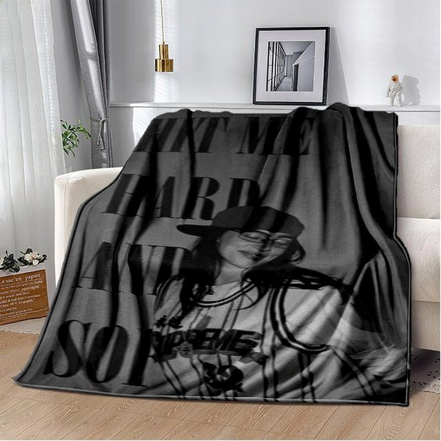 ChenYing01 Flanelldecke Billie Eilish Motiv in Grau, B/B: 75 x 90 cm - Bild 1
