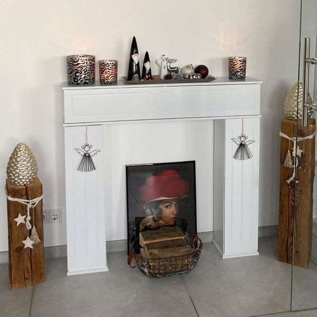 Superaly Dreitüriger Kaminschrank mit Stauraum in Weiß mit Holzdekor für dein Wohnzimmer - Bild 1