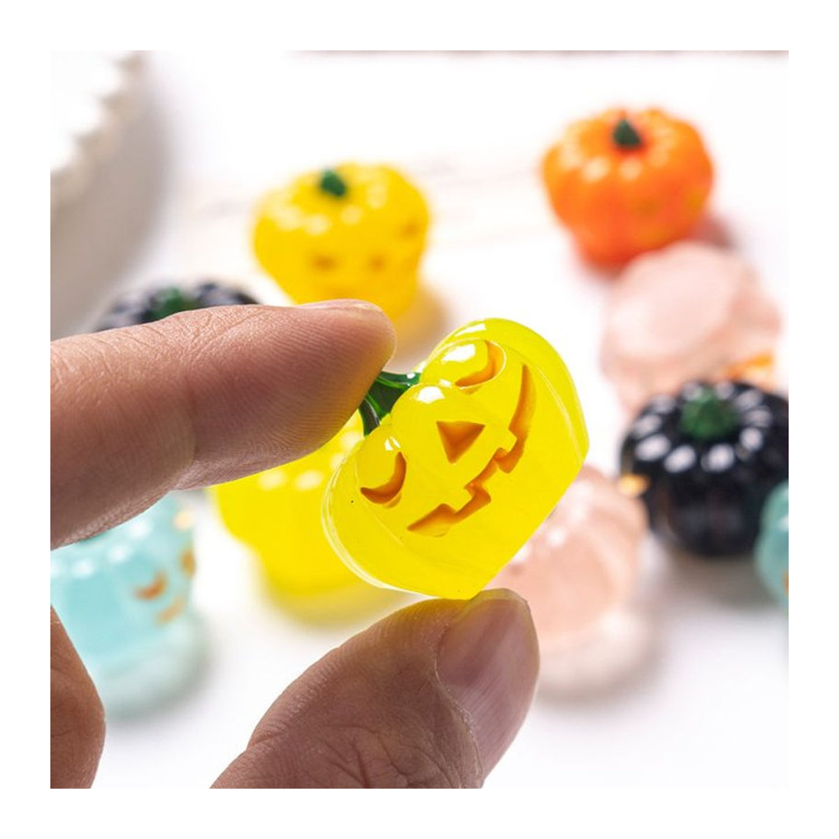 10 Stück Halloween Leuchtende Kürbis Ornamente aus Kunstharz in Mehrfarbig für deine Desktop Dekoration - Bild 1