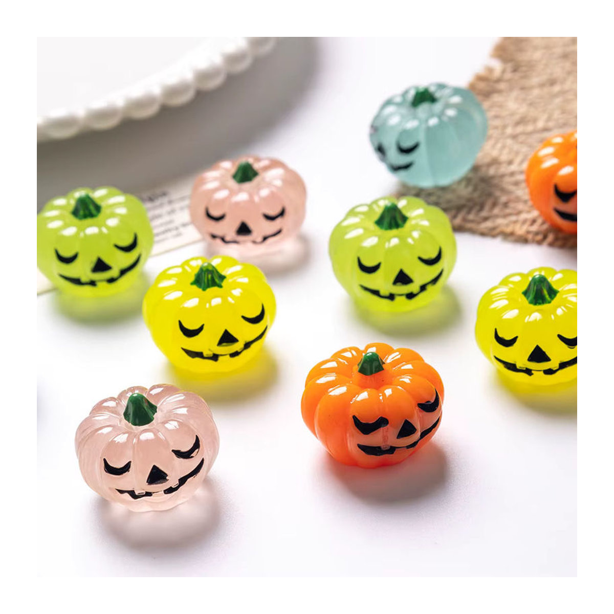 10 Stück Halloween Leuchtende Kürbis Ornamente aus Kunstharz in Mehrfarbig für deine Desktop Dekoration - Bild 2