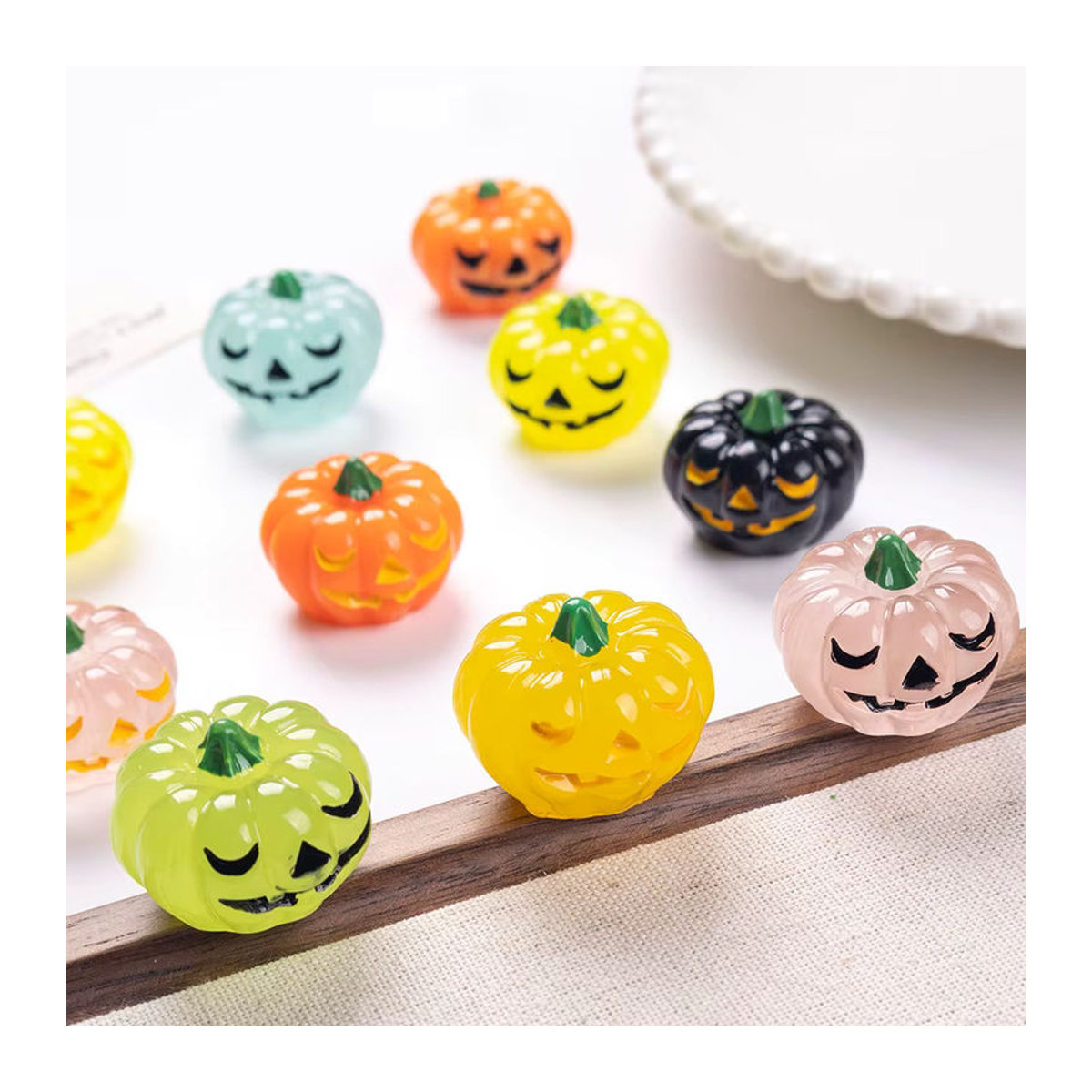 10 Stück Halloween Leuchtende Kürbis Ornamente aus Kunstharz in Mehrfarbig für deine Desktop Dekoration - Bild 4