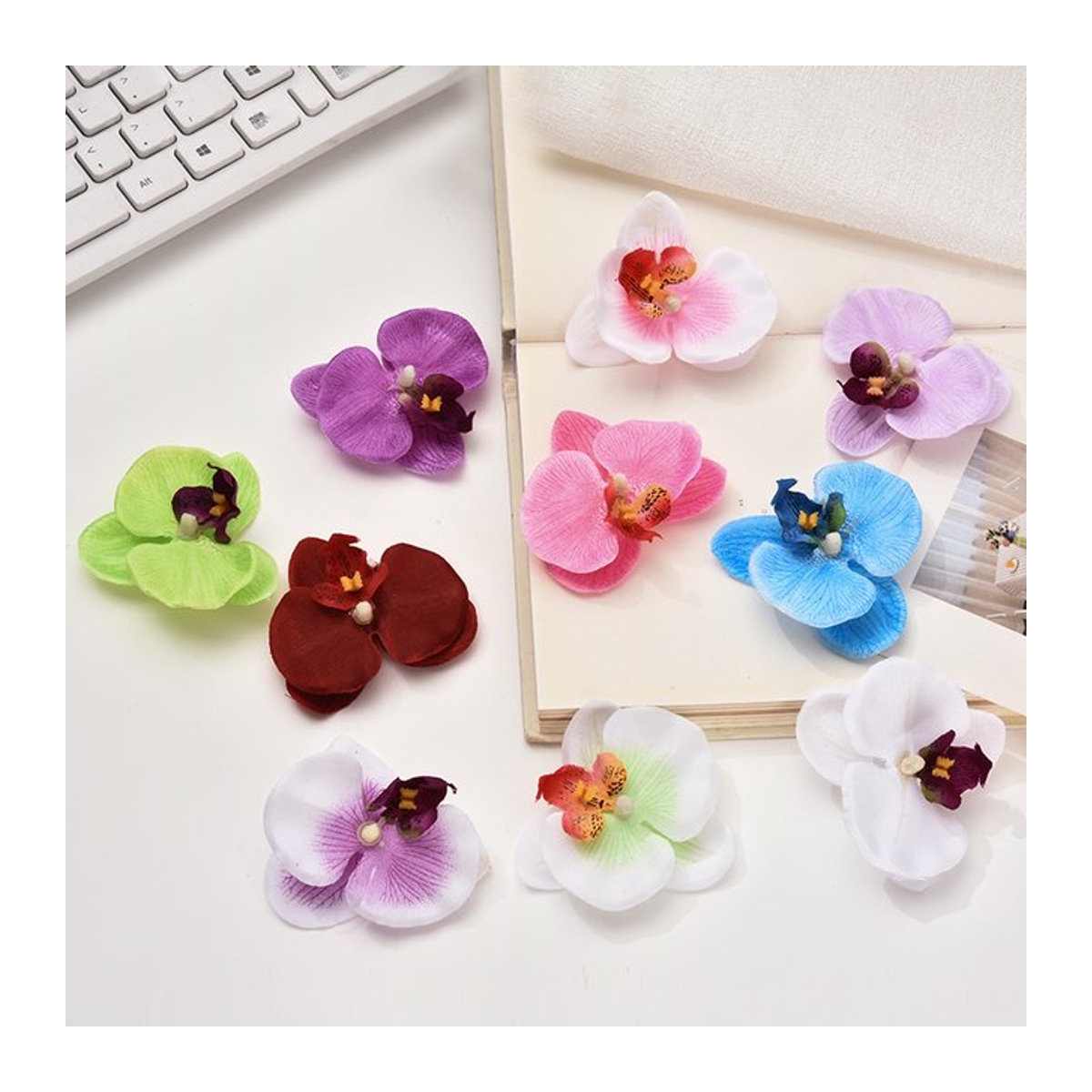 10 Stück künstliche Orchideen Blumen aus Textil für DIY Kränze und Scrapbooking, Durchmesser: 6 cm, Farben: Weiß, Rot und Mehrfarbig - Bild 1