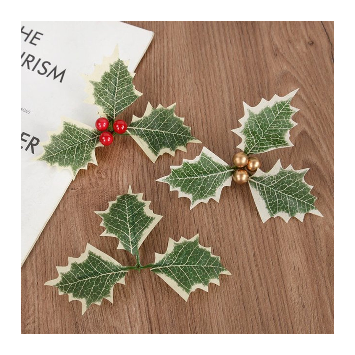 10 Stück künstliche Stechpalmenbeeren mit Blättern von ZQNYCY in Grün für Weihnachtsdekoration und DIY-Kränze - Bild 1