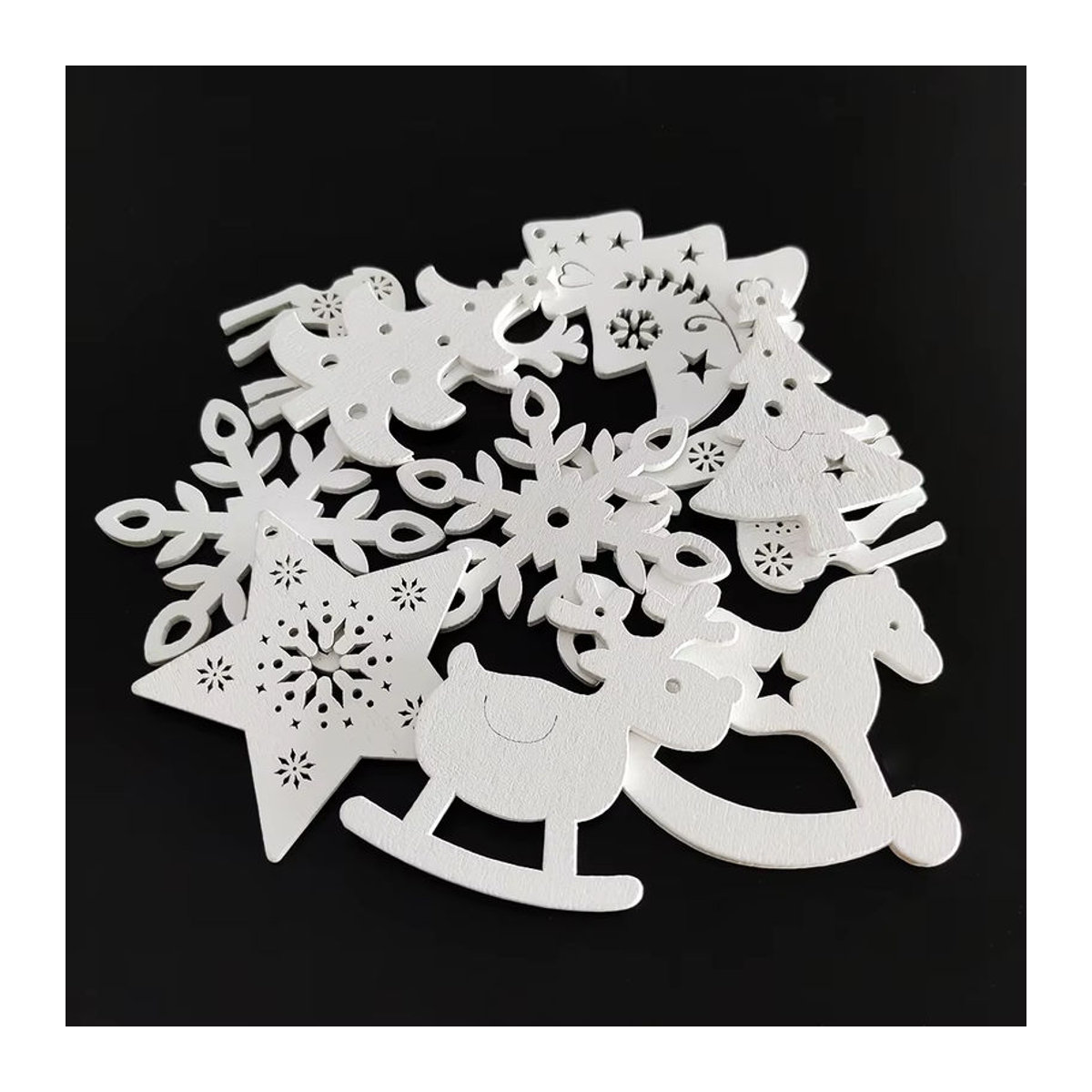 10 Stück Weihnachts-Hängeornamente aus Holz in Rot und Weiß mit Schneeflocken- und Engel-Motiven als runde Weihnachtsdekoration - Bild 2