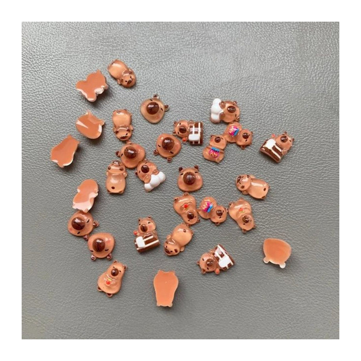 100 Stück Mini-Capybara Tierfiguren aus Kunststoff in Braun für DIY-Handwerk, Mikrolandschaften und Dekoration - Bild 1