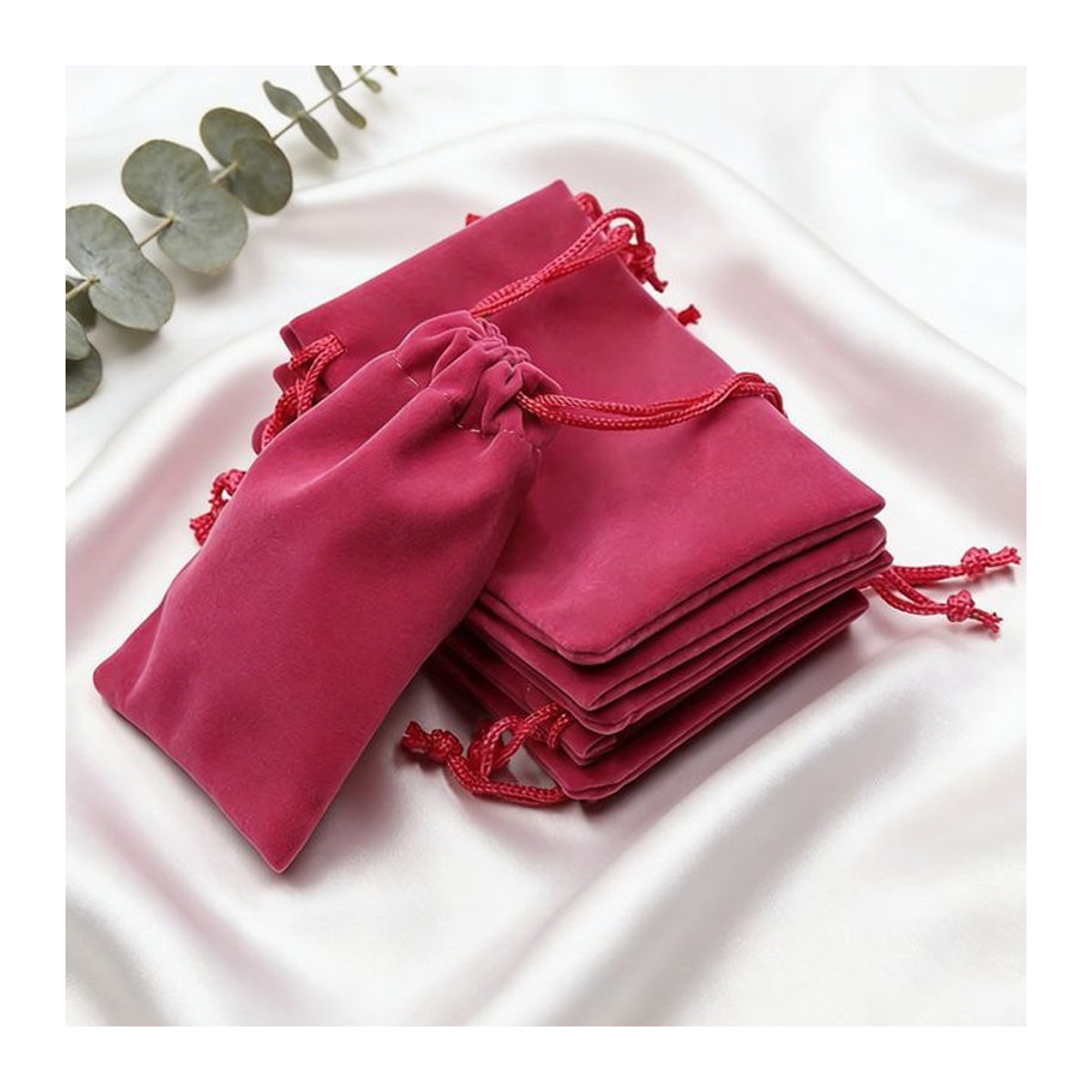 100 Stück Schmuckbeutel aus Samt mit Kordelzug in Schwarz und Rot, weiche Wildlederbeutel als kleine Geschenkverpackungstasche für Ringe, Ohrringe und Armbänder, B/T/H: 5 x 7 cm, 7 x 9 cm, 9 x 12 cm - Bild 1