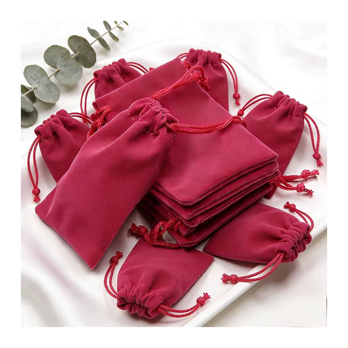 100 Stück Schmuckbeutel aus Samt mit Kordelzug in Schwarz und Rot, weiche Wildlederbeutel als kleine Geschenkverpackungstasche für Ringe, Ohrringe und Armbänder, B/T/H: 5 x 7 cm, 7 x 9 cm, 9 x 12 cm - Bild 2