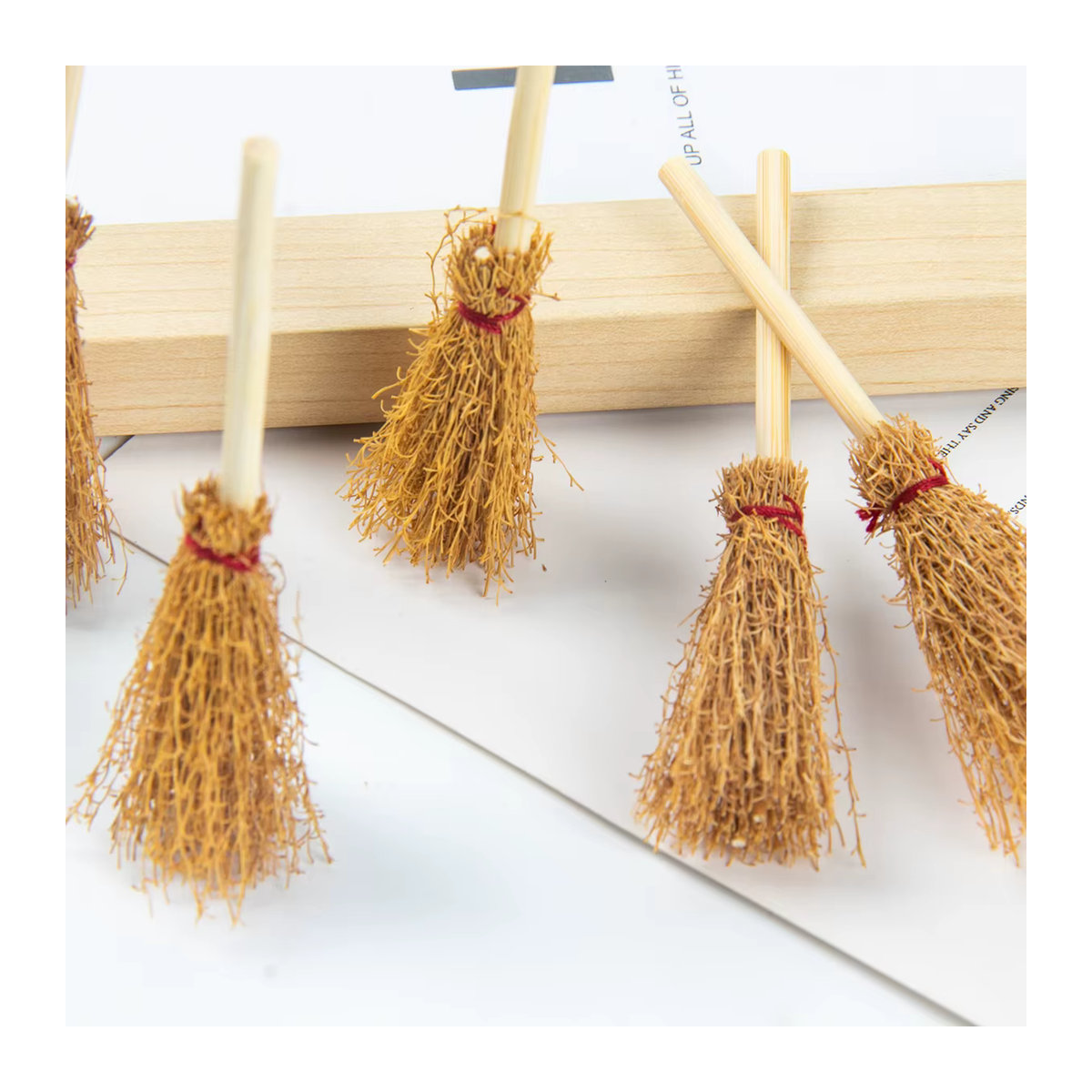 10er Set Cyuan Miniatur Hexenbesen aus Stroh und Holz in Beige für Halloween DIY Dekoration - Bild 3