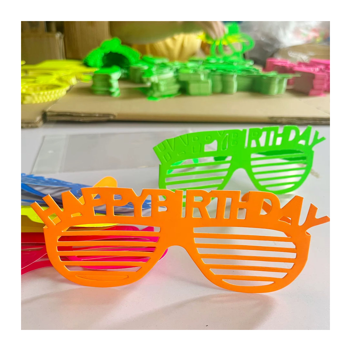 10er Set fluoreszierende Neon Gläser in Schwarz und Mehrfarbig für Party und Geburtstag mit Striped Design - Bild 1