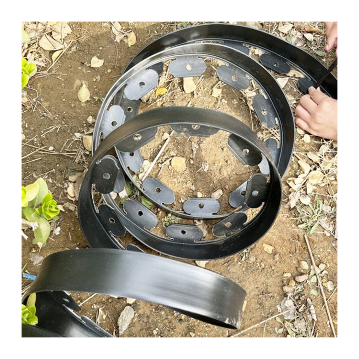 10m Flexible Rasenkante aus Kunststoff inklusive 30 Pfählen zur Abgrenzung von Blumenbeeten und Pflasterungen im Garten - Bild 1