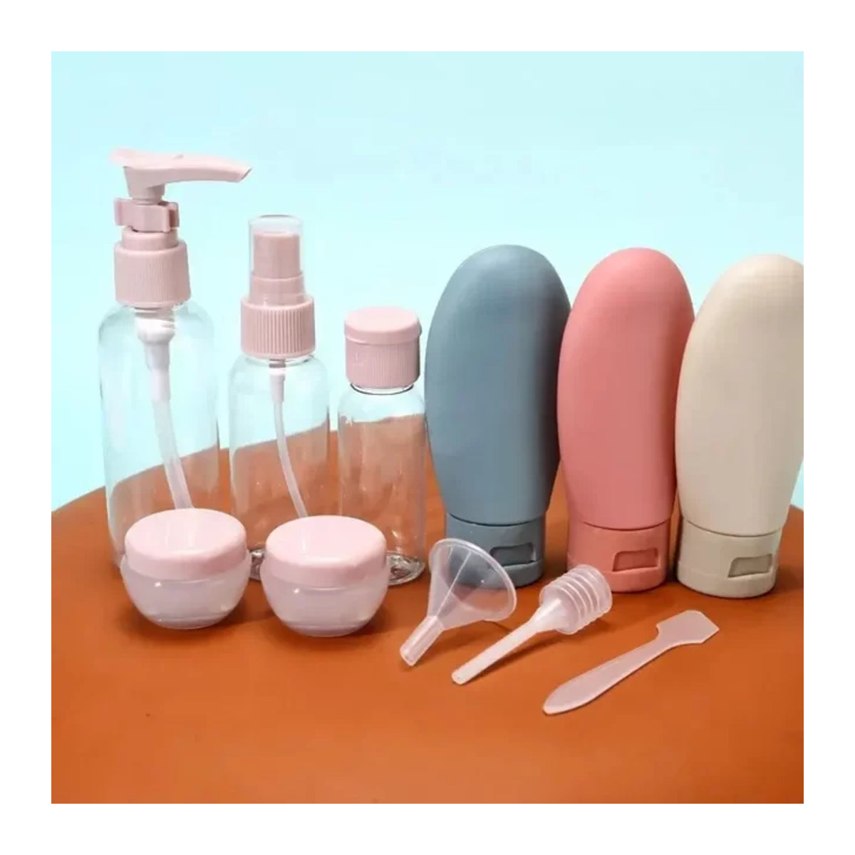 11-teiliges Reiseflaschen-Set in Bunt mit Aufbewahrungstasche, leere Behälter für Lotionen und Cremes inklusive Sprühflasche und Quetschröhrchen - Bild 1