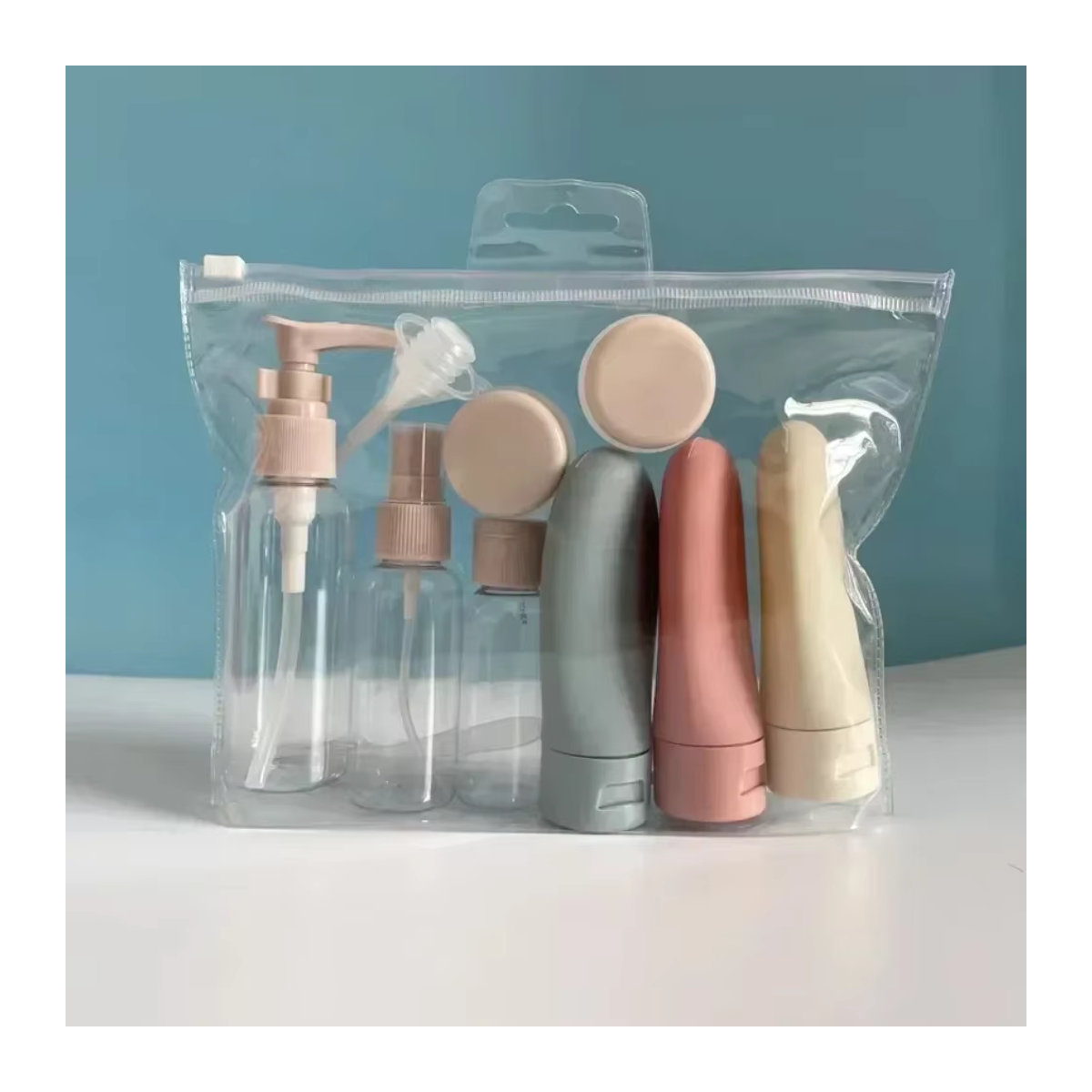 11-teiliges Reiseflaschen-Set in Bunt mit Aufbewahrungstasche, leere Behälter für Lotionen und Cremes inklusive Sprühflasche und Quetschröhrchen - Bild 2