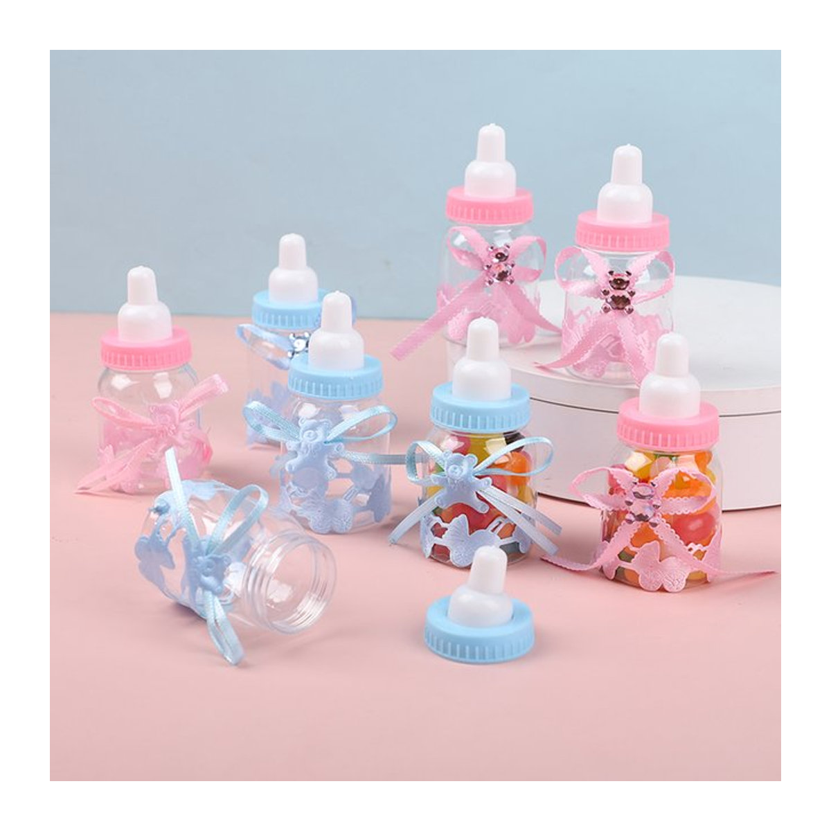 12 Stück ZQNYCY Mini Babyflaschen aus Kunststoff als Süßigkeitenboxen für Babypartys in Blau, Rosa und Weiß - Bild 1