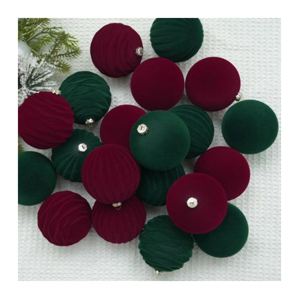 12er Set Samt Weihnachtsbaum Kugeln in Rot und Mehrfarbig, Runde Hängeornamente aus Textil mit Durchmesser: 8 cm - Bild 1