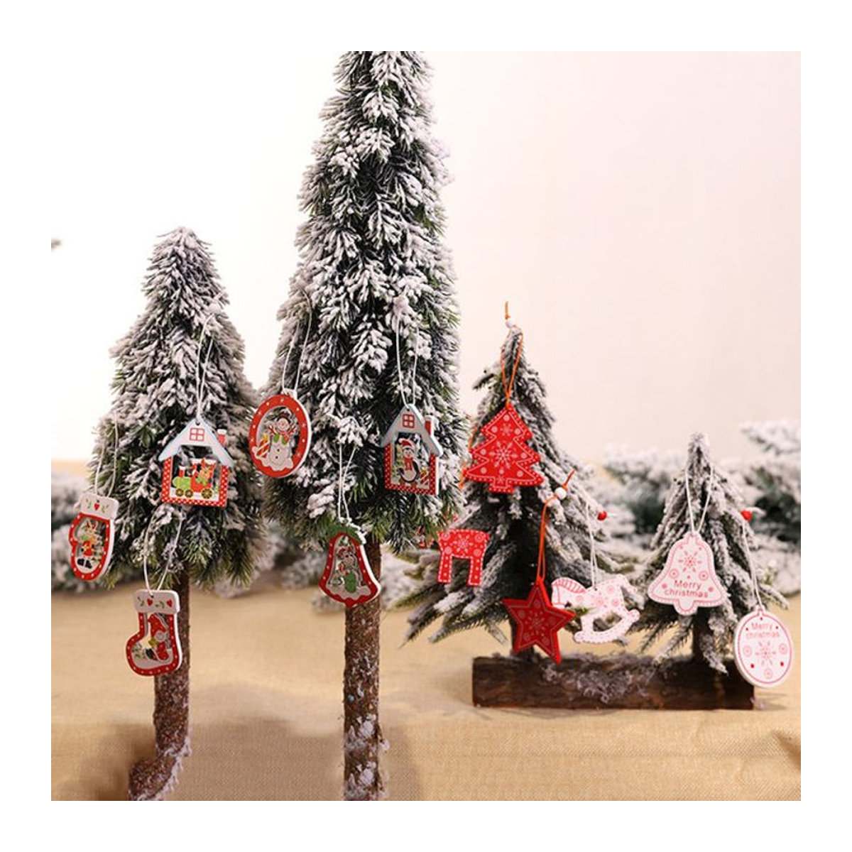 12er Set Weihnachts-Hängeornamente aus Holz in Rot und Weiß mit Motiven wie Hirsch, Schneemann und Glocke zur Dekoration - Bild 1