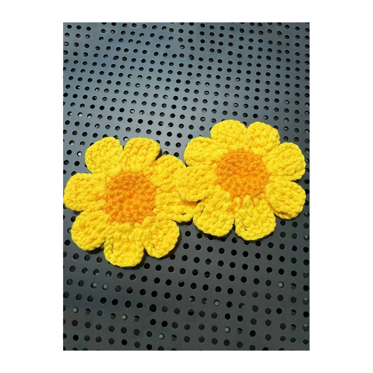 2 Stück CHEGES handgefertigte gestrickte Blumen-Untersetzer in Gelb mit Gänseblümchen-Design - Bild 1