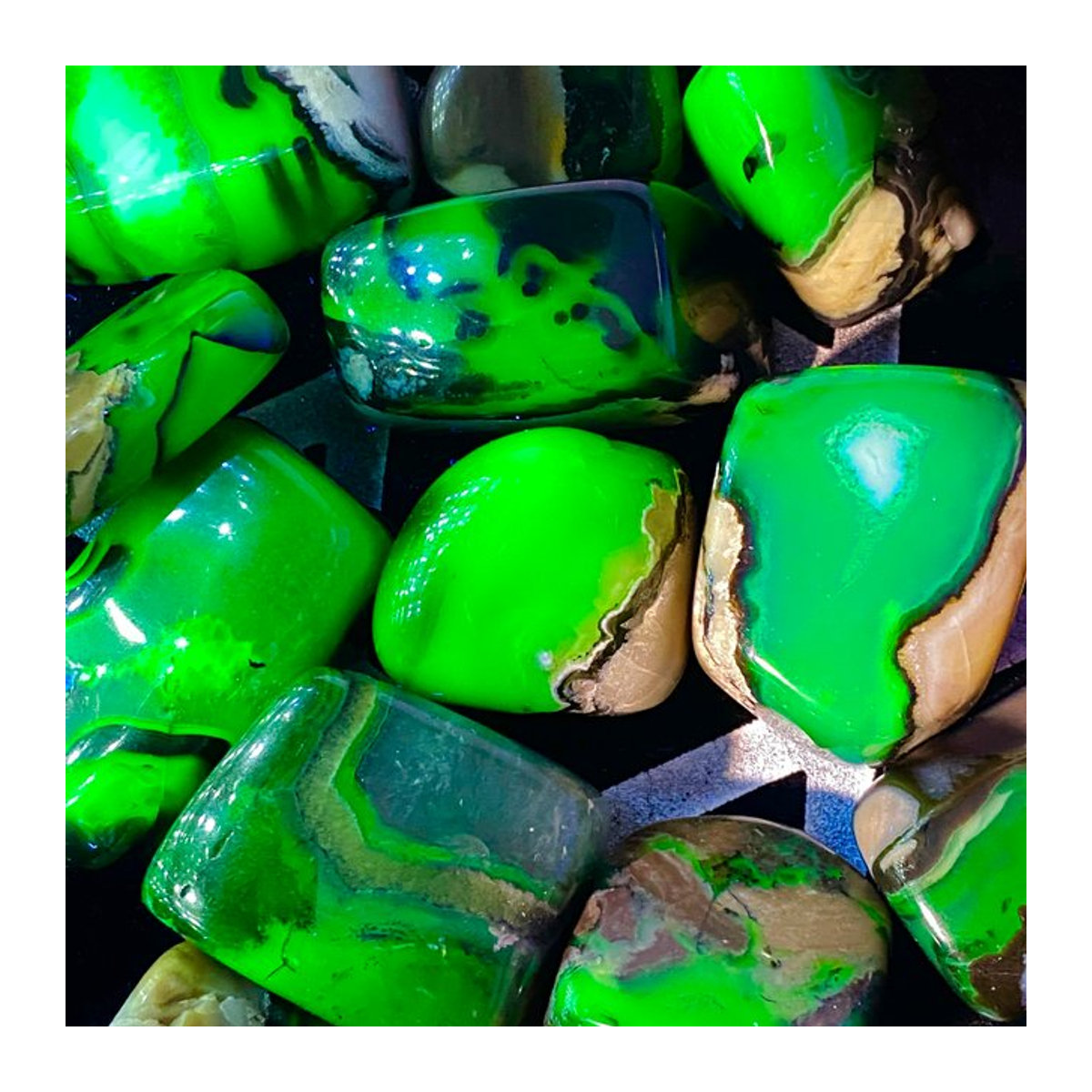 2 Stück UV-fluoreszierende vulkanische Achatsteine in Grün, unregelmäßige Form für DIY-Dekoration und Steinsammlungen - Bild 1