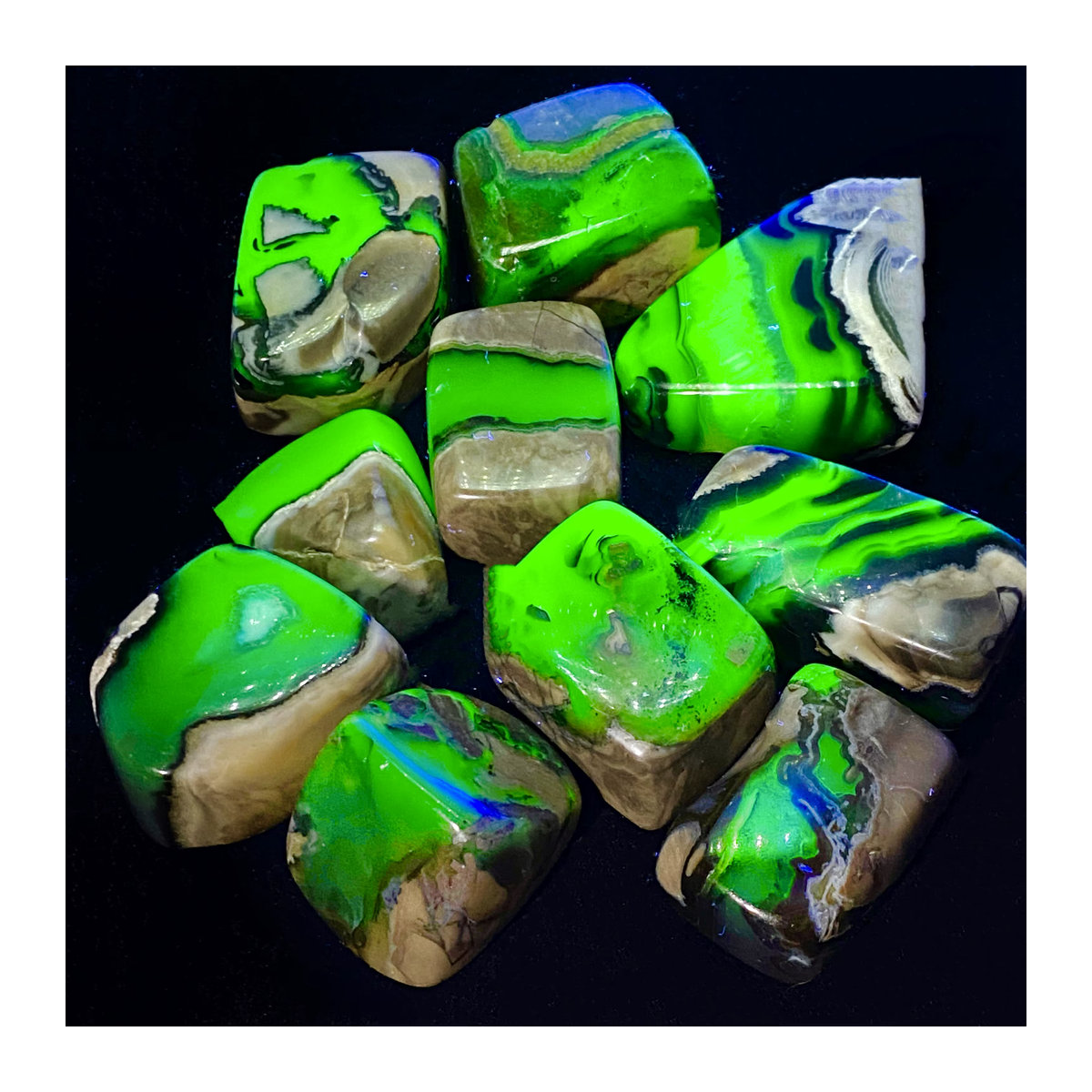 2 Stück UV-fluoreszierende vulkanische Achatsteine in Grün, unregelmäßige Form für DIY-Dekoration und Steinsammlungen - Bild 3