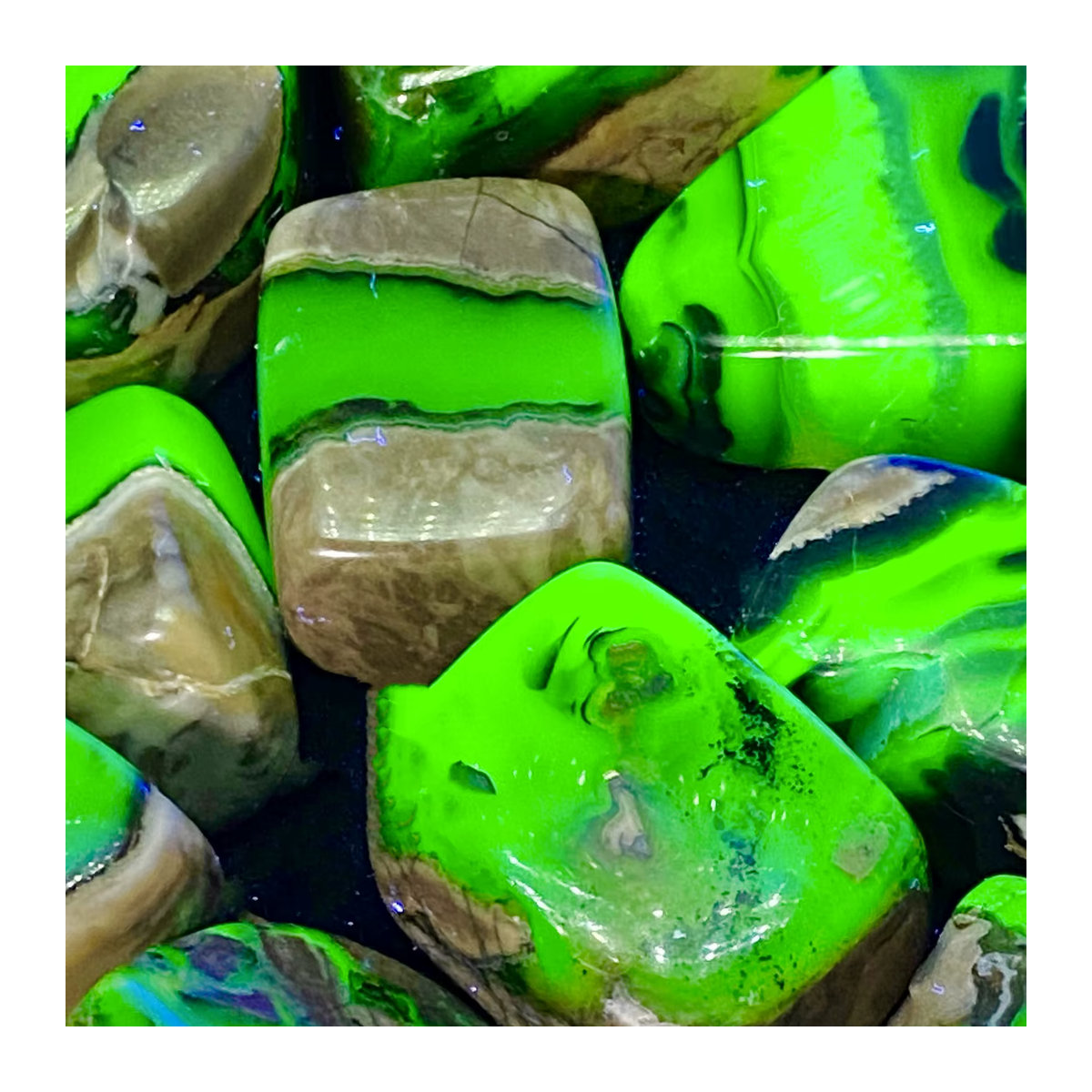 2 Stück UV-fluoreszierende vulkanische Achatsteine in Grün, unregelmäßige Form für DIY-Dekoration und Steinsammlungen - Bild 4