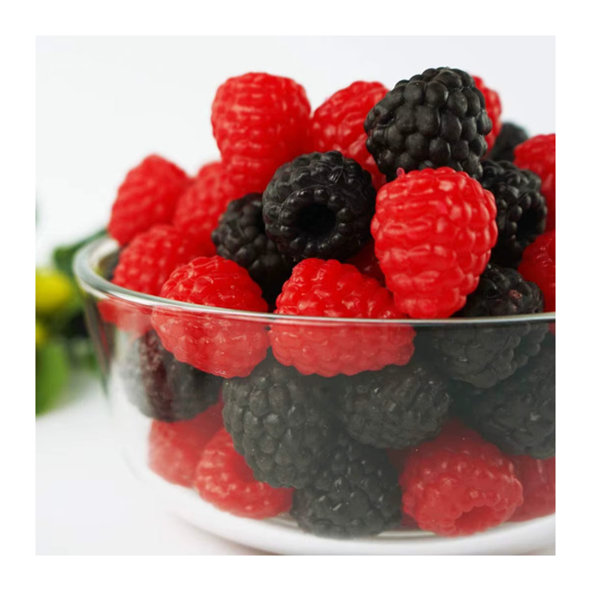 24 Stück künstliche Erdbeeren und Himbeeren in Rot und Schwarz als lebensechte Deko-Requisiten für Hochzeit und Zuhause - Bild 2