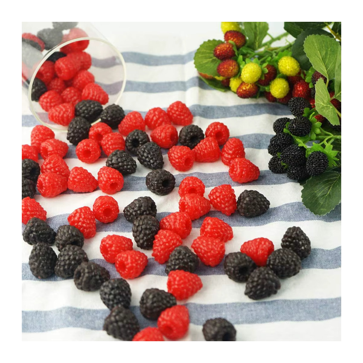 24 Stück künstliche Erdbeeren und Himbeeren in Rot und Schwarz als lebensechte Deko-Requisiten für Hochzeit und Zuhause - Bild 3