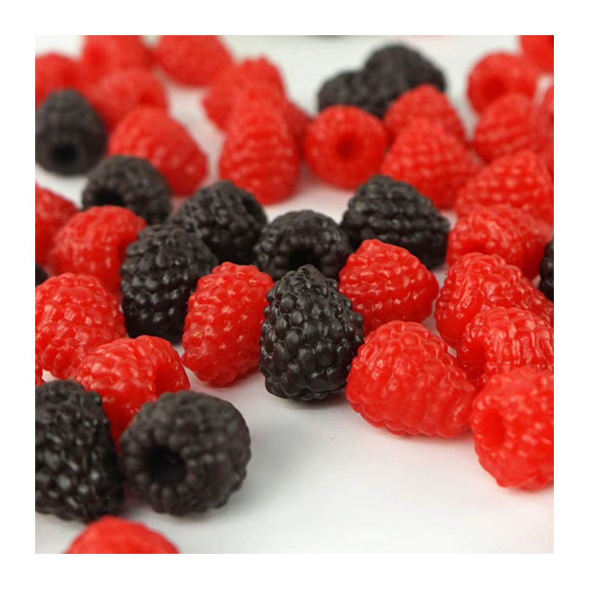 24 Stück künstliche Erdbeeren und Himbeeren in Rot und Schwarz als lebensechte Deko-Requisiten für Hochzeit und Zuhause - Bild 4