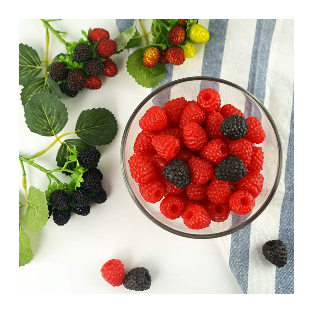 24 Stück künstliche Erdbeeren und Himbeeren in Rot und Schwarz als lebensechte Deko-Requisiten für Hochzeit und Zuhause - Bild 5