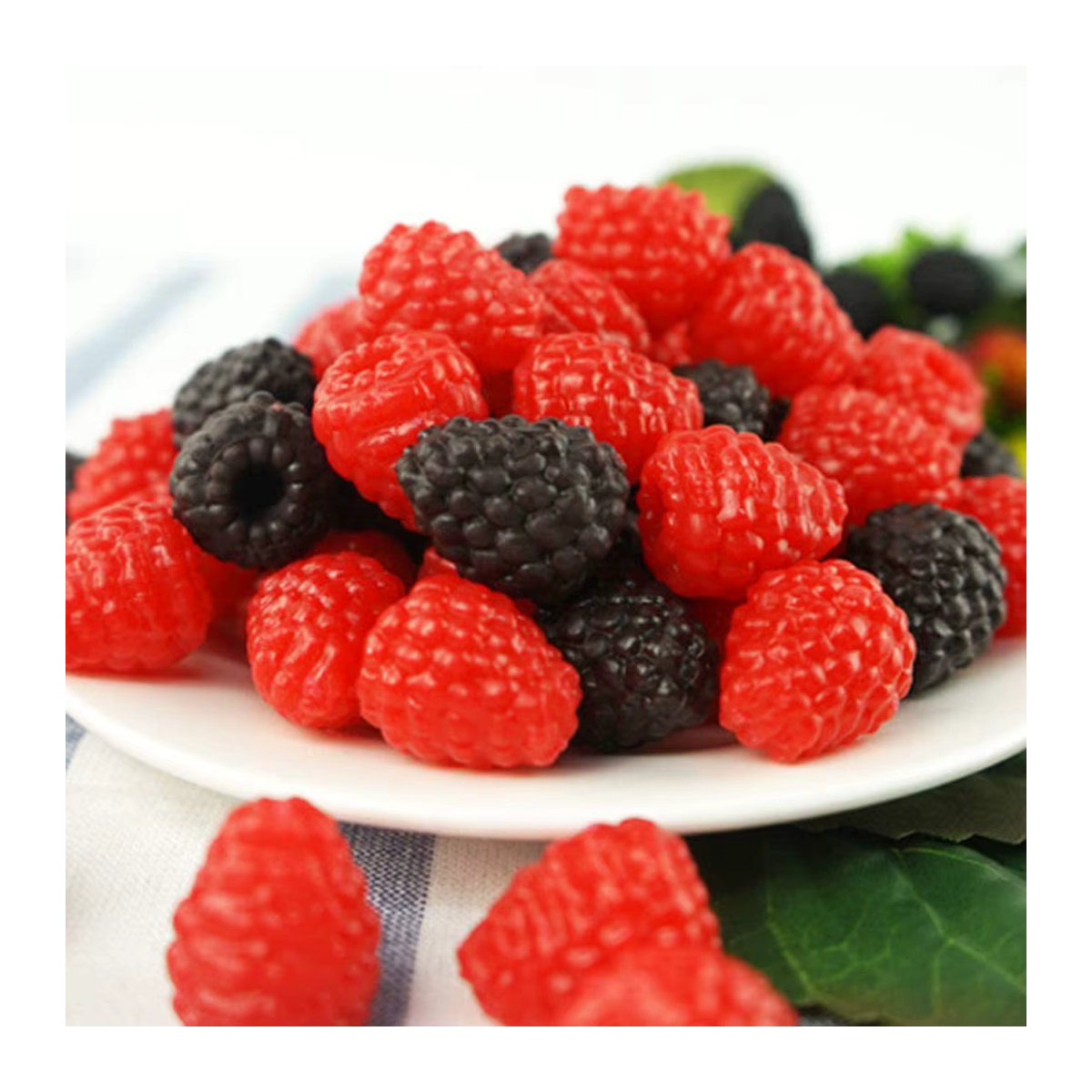 24 Stück künstliche Erdbeeren und Himbeeren in Rot und Schwarz als lebensechte Deko-Requisiten für Hochzeit und Zuhause - Bild 6