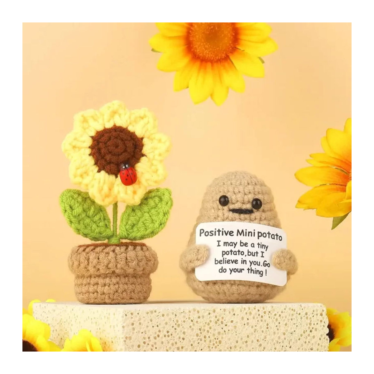 2er-Set handgehäkelte Mini-Sonnenblumen als dekorative Topfpflanzen in Mehrfarbig, kreative Textil-Dekoration für den Schreibtisch - Bild 1