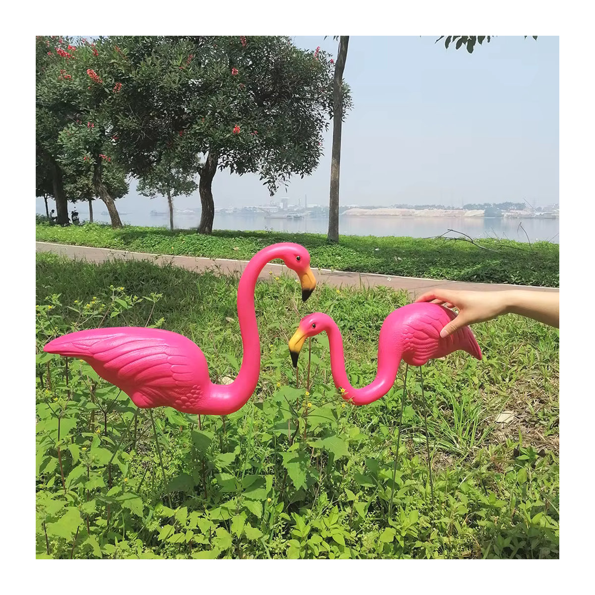2er Set rosa Flamingo Gartendekoration aus Kunststoff mit Metallpfählen für den Außenbereich, Höhe: 73,66 cm und 58,42 cm - Bild 3