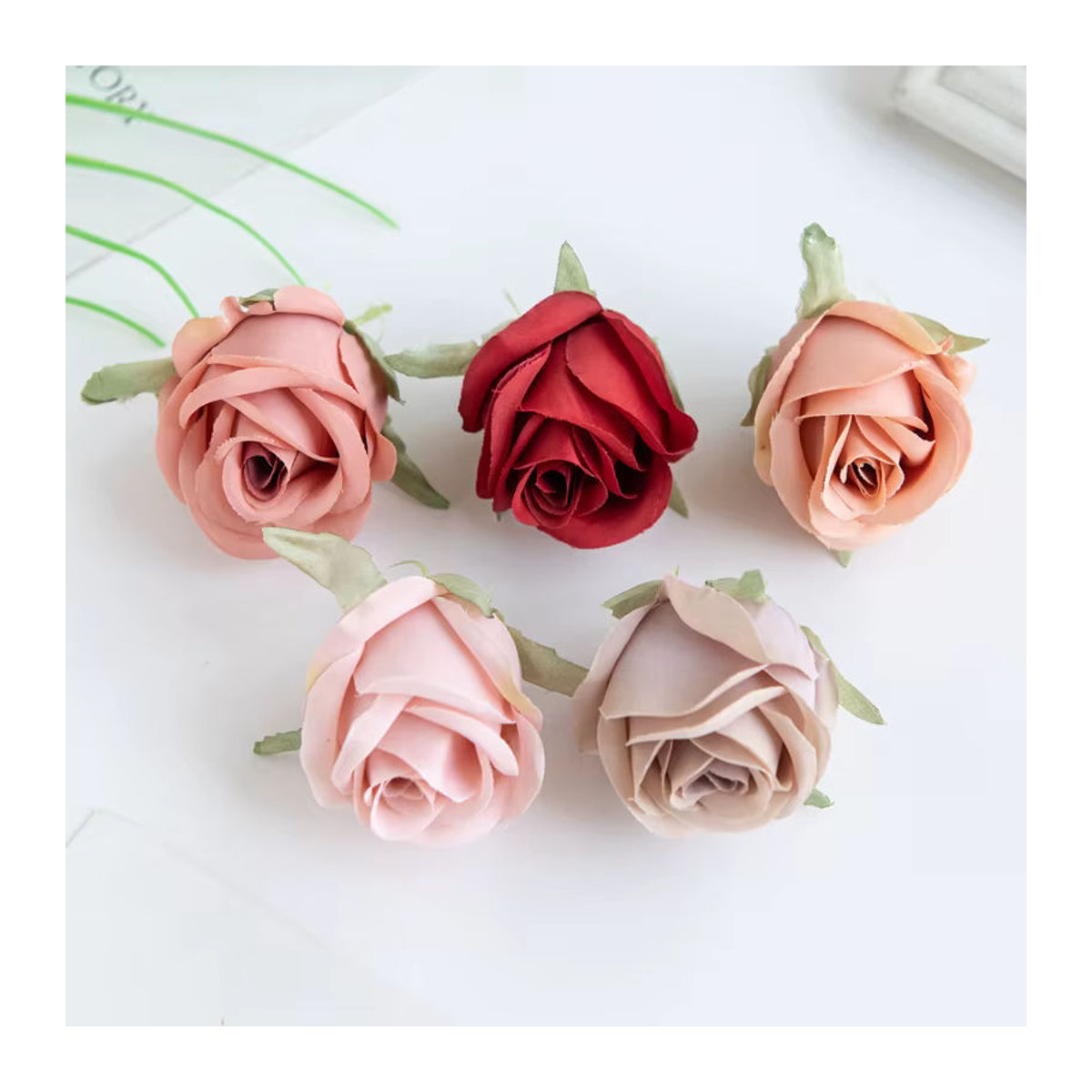30 oder 50 Stück künstliche Rosenköpfe aus Seide in Mehrfarbig für Hochzeit, Dekoration und DIY-Bastelbedarf von smr - Bild 5