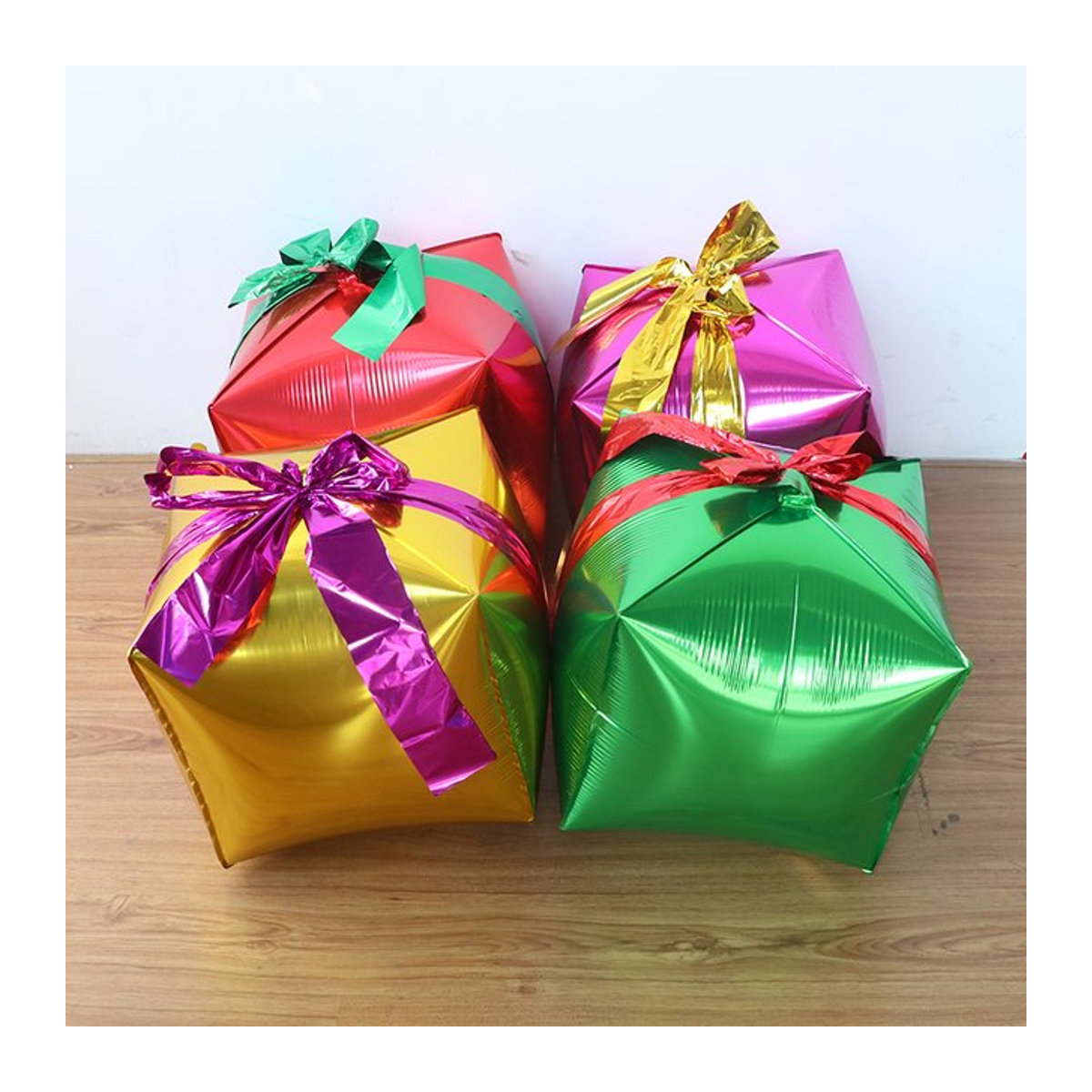 4 Stück LQVYI Weihnachts-Folienballons in Geschenkbox-Optik, 22 Zoll, Rot und Grün, quadratisch aus Kunststoff - Bild 1