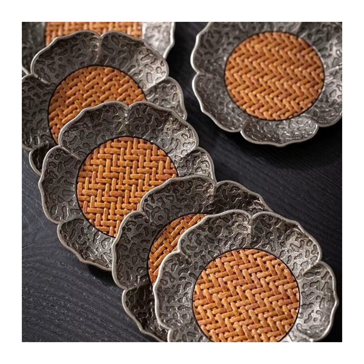 4er-Set Rattan Untersetzer mit Hammer-Muster in Braun aus Metall und Rattan im Vintage-Stil - Bild 4