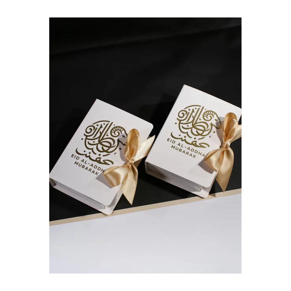 5 Stück weiße Eid al Adha Geschenkboxen aus Papier mit Goldfolienverzierung und goldener Schleife - Bild 1