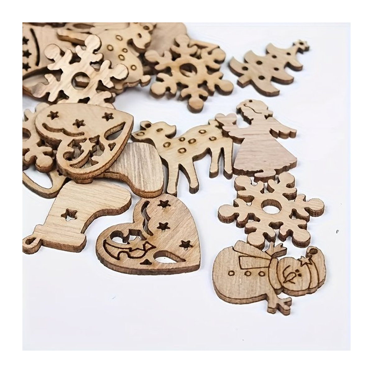 50 Stück DUTRIEUX Weihnachtsschmuck aus Holz in Beige, Skandinavischer Hängeornament Set mit Rentier, Schneeflocke und Schneemann für deine festliche Dekoration - Bild 1