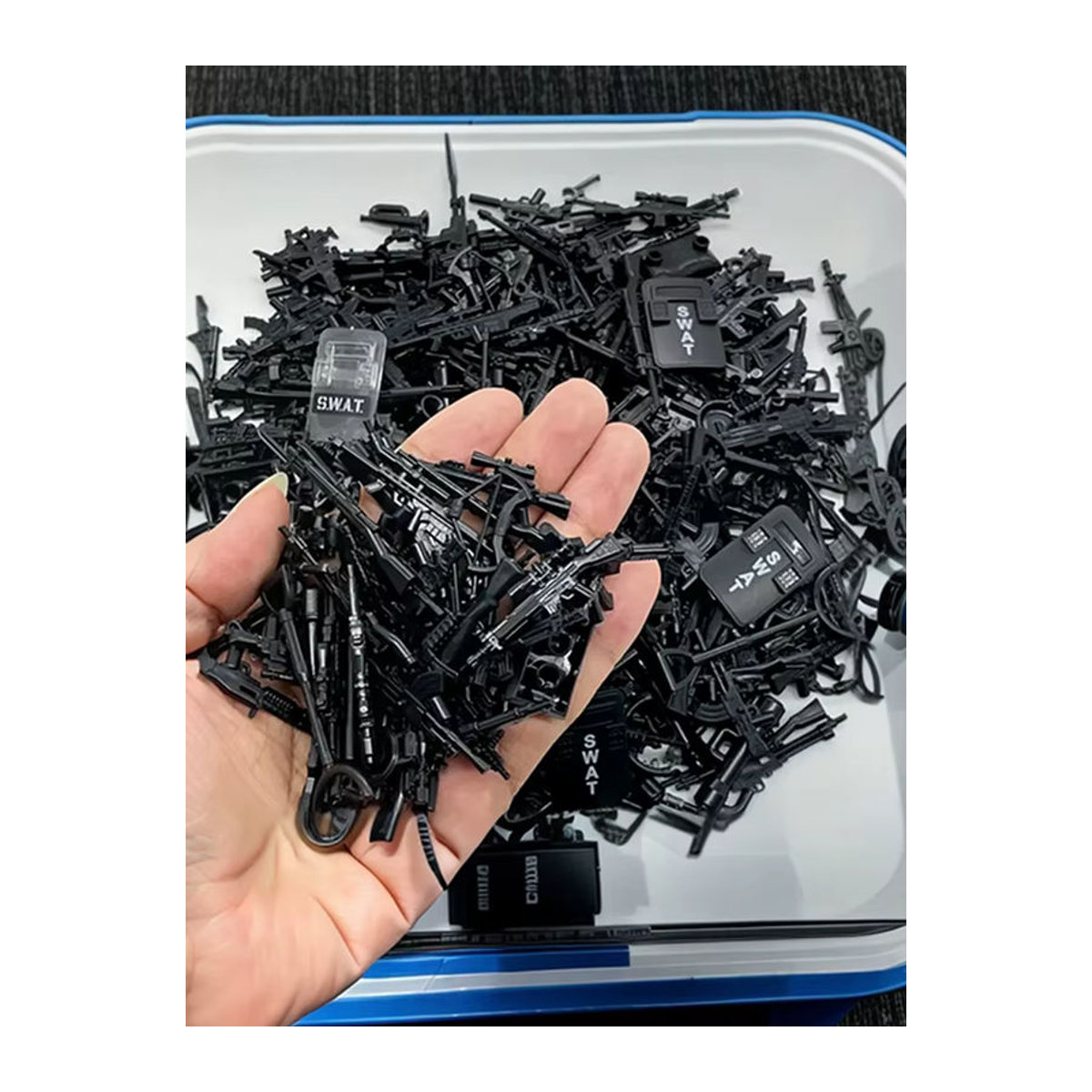 50 Stück Miniatur Schusswaffen TMZ Desktop Ornamente in Schwarz und Gold aus Kunststoff für DIY Dekorationen - Bild 5