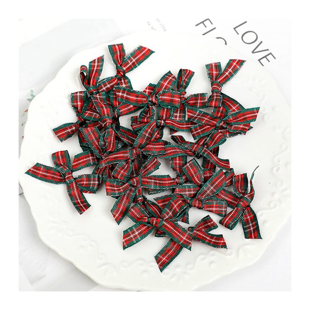 50 Stück ZQCXLD Weihnachts-Stoffschleifen in Rot und Grün mit Karomuster als Dekorationsmaterial für Weihnachtsbaum, Kopfbedeckung und Scrapbooking - Bild 1