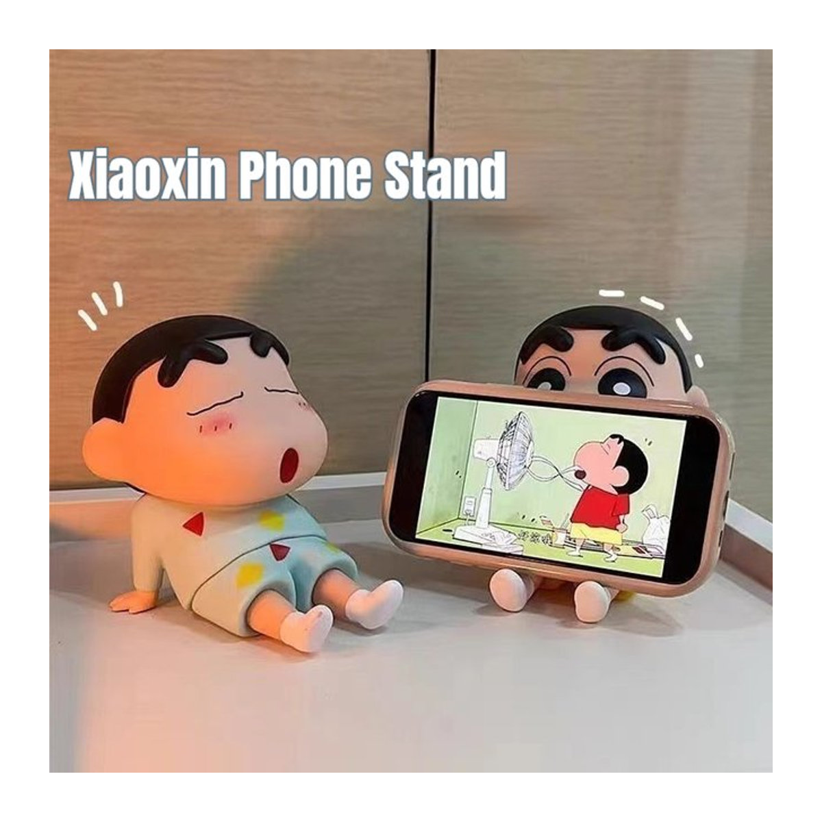 52TOYS Crayon Shin Chan Anime Handyhalterung und Tablet-Ständer als Desktop-Ornament aus Kunststoff in Blau und Mehrfarbig - Bild 1