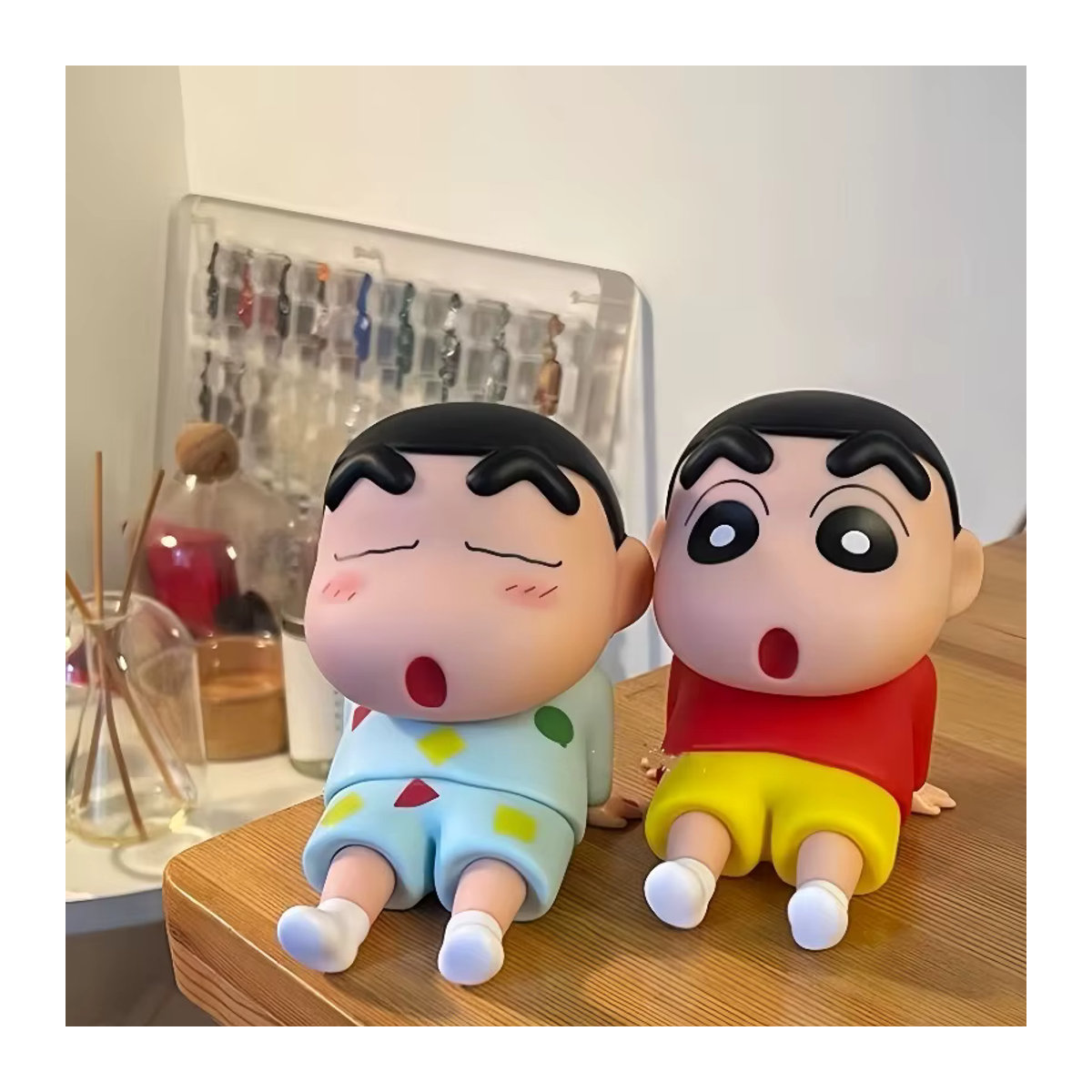52TOYS Crayon Shin Chan Anime Handyhalterung und Tablet-Ständer als Desktop-Ornament aus Kunststoff in Blau und Mehrfarbig - Bild 3