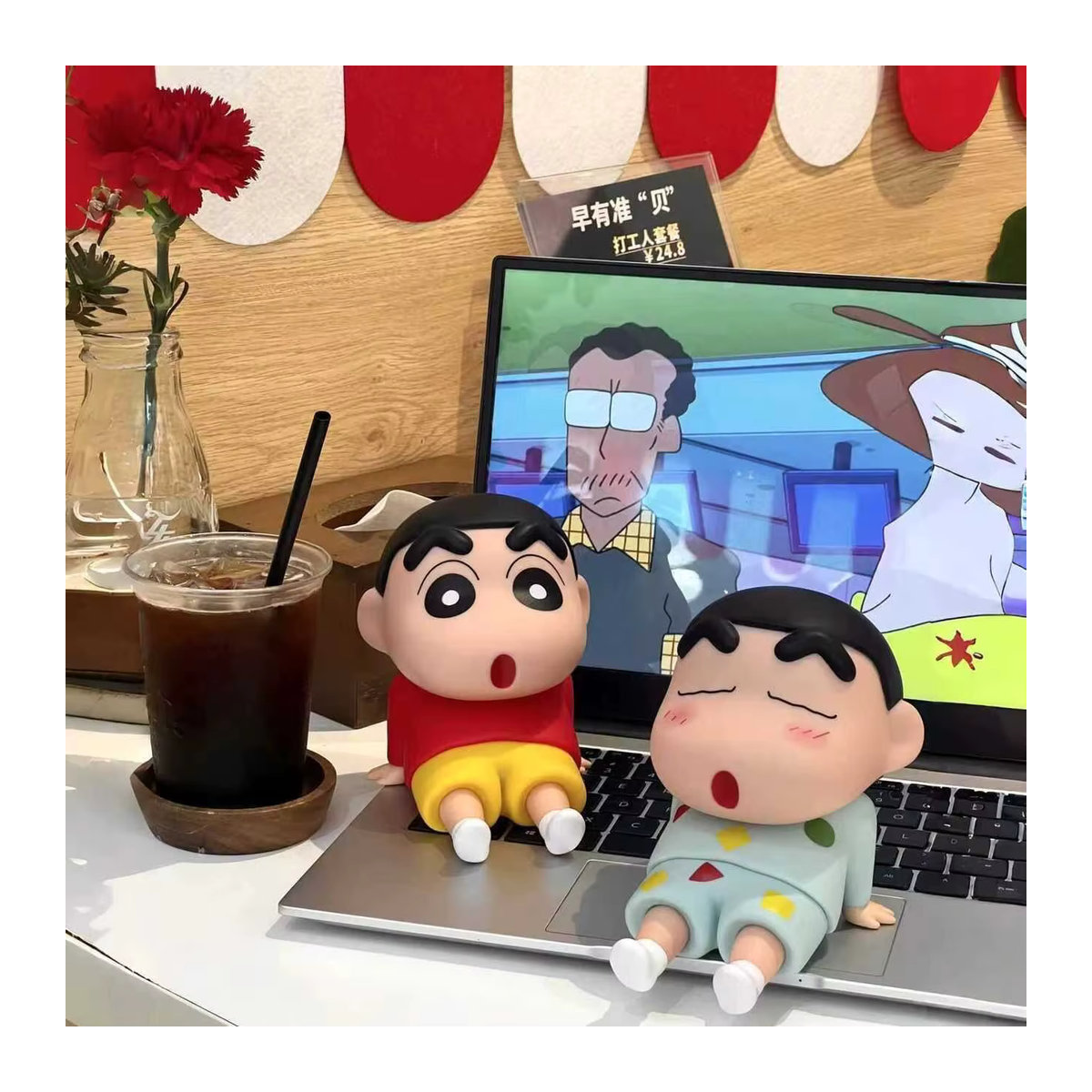 52TOYS Crayon Shin Chan Anime Handyhalterung und Tablet-Ständer als Desktop-Ornament aus Kunststoff in Blau und Mehrfarbig - Bild 4