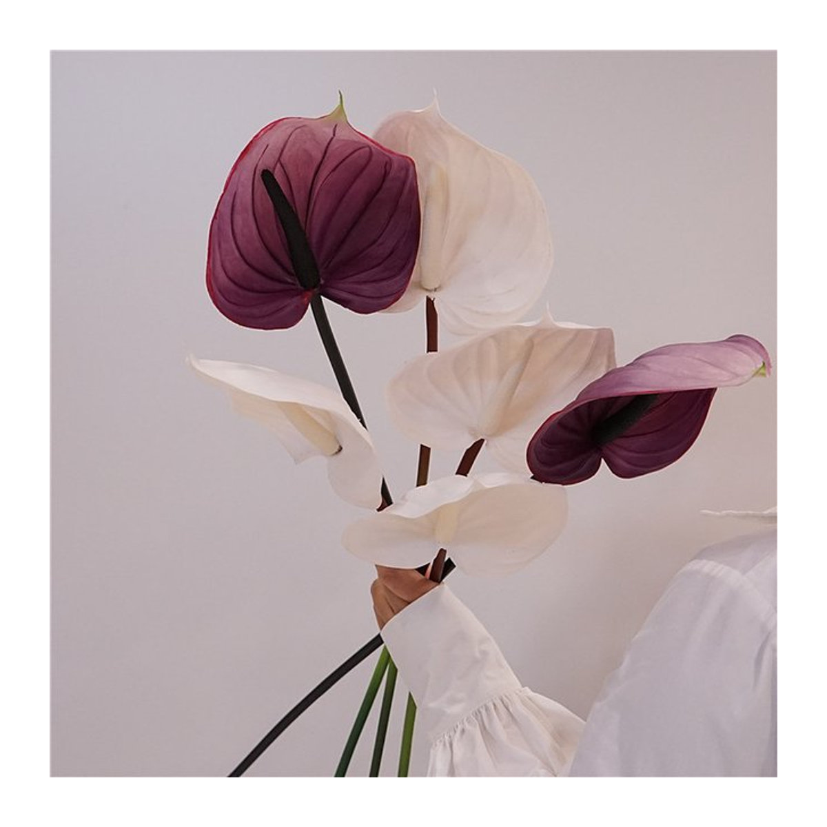 5er Set künstliche Calla Lilien und Anthurien von LINANUO in Lila und Weiß aus Latex-PVC für Hochzeiten und Dekorationszwecke - Bild 1
