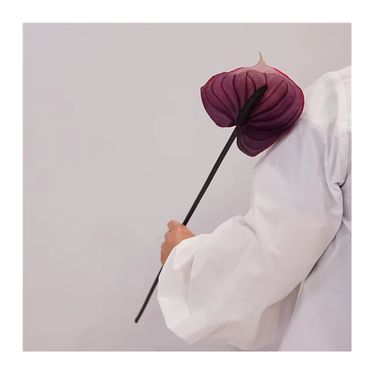 5er Set künstliche Calla Lilien und Anthurien von LINANUO in Lila und Weiß aus Latex-PVC für Hochzeiten und Dekorationszwecke - Bild 2