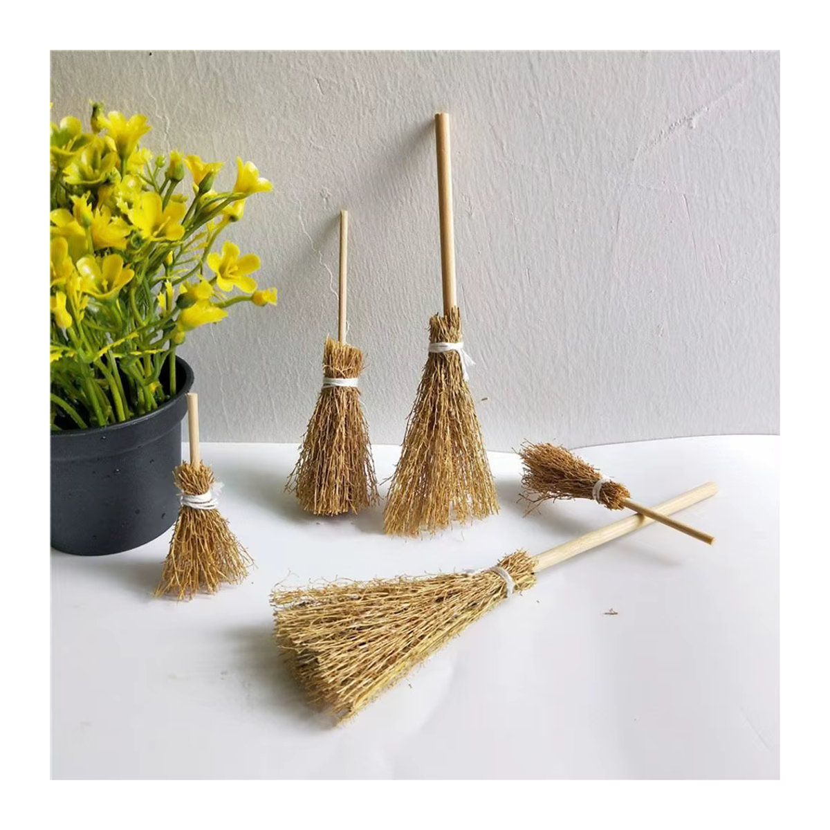 5er Set Miniatur Hexenbesen aus Stroh und Holz in Beige für Halloween Dekoration und Bastelarbeiten - Bild 2