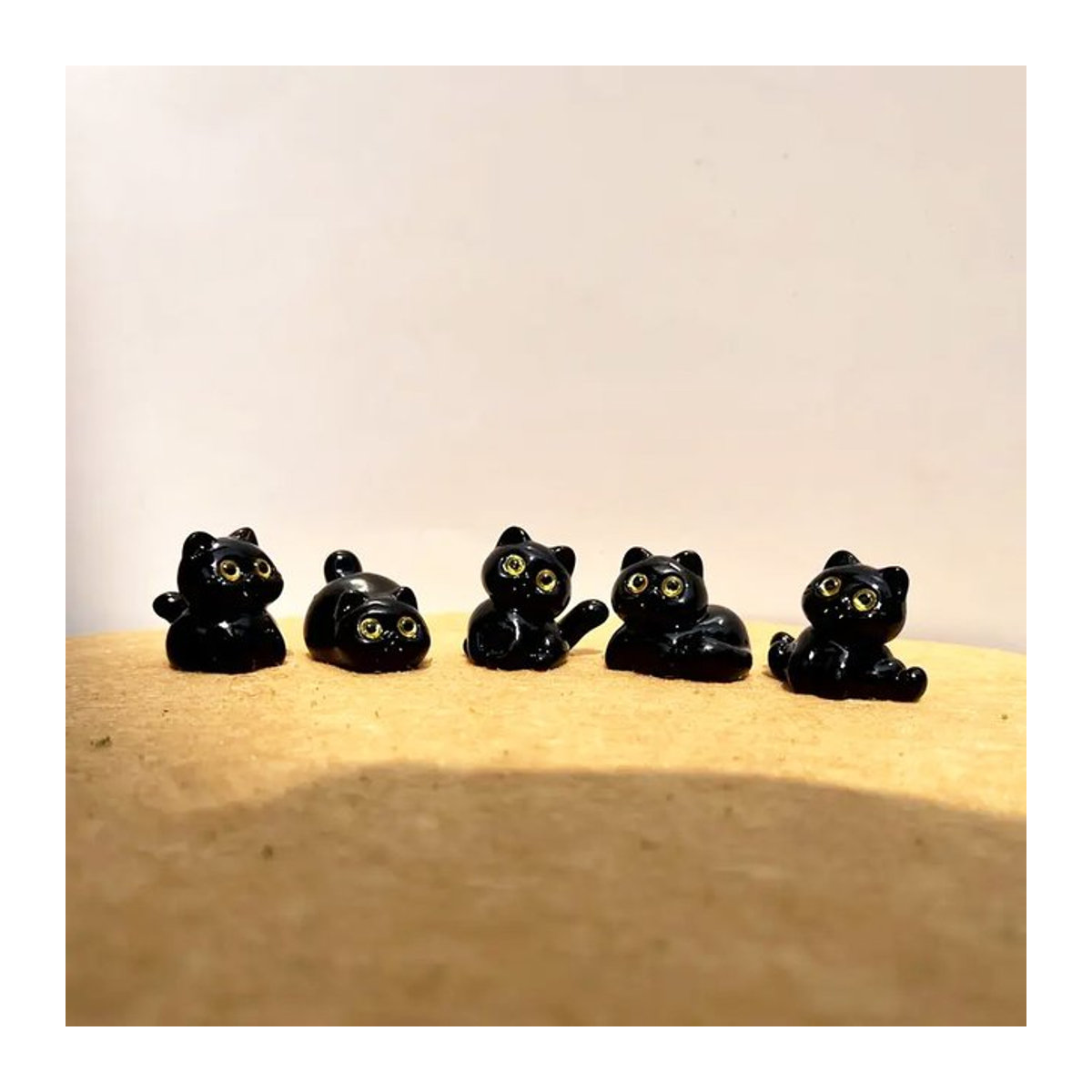 5er Set Miniatur-Statuen aus Kunstharz in Schwarz als schwarze Katzen Figuren für deine Heimdekoration und DIY-Mikrolandschaften - Bild 1